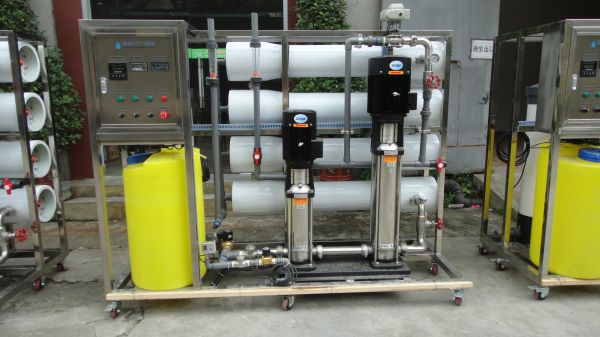 Manufacturer Chemical Dosing System Mineral Bottle Water Treatment Plant (4000L/H)